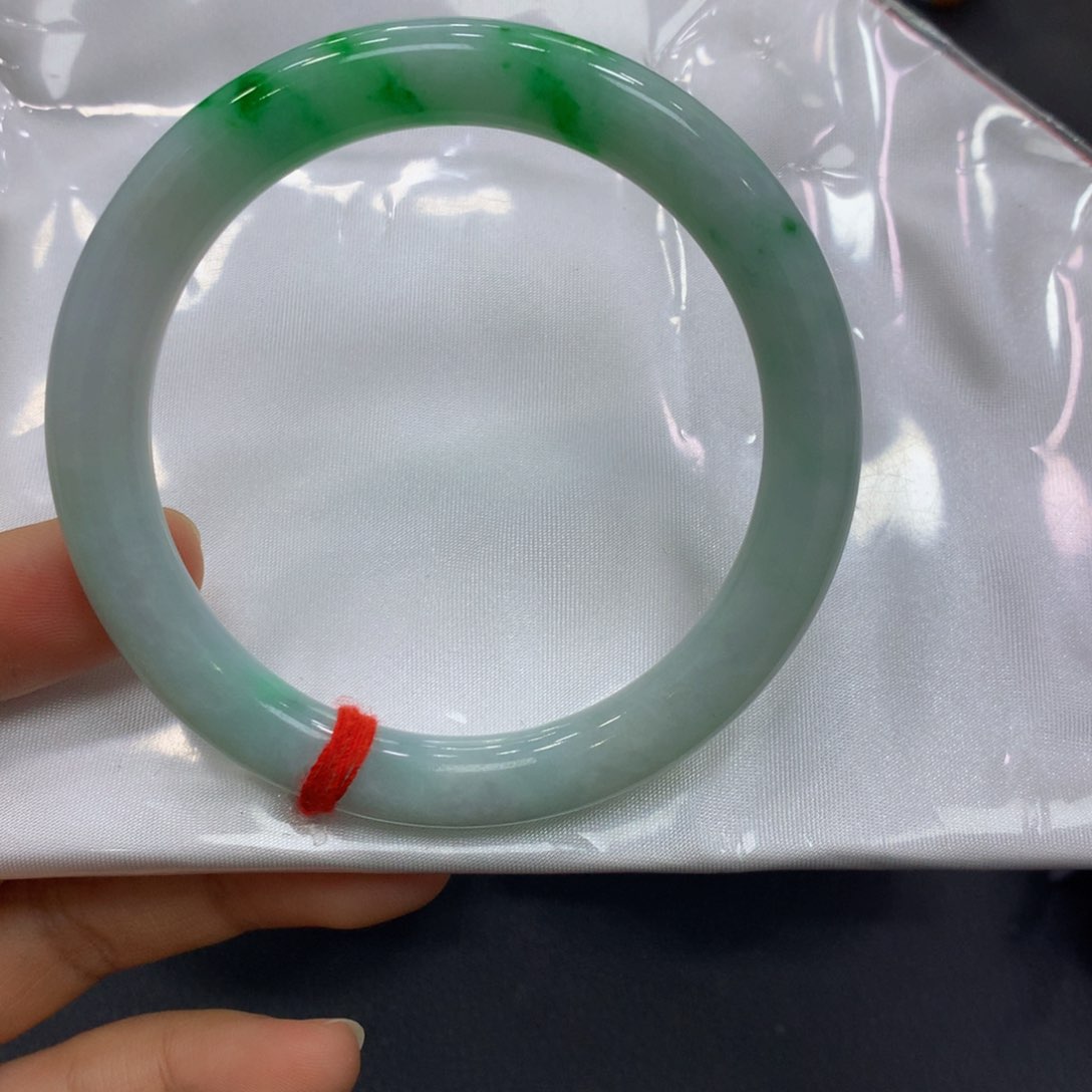 翡翠手镯未镶嵌翡翠