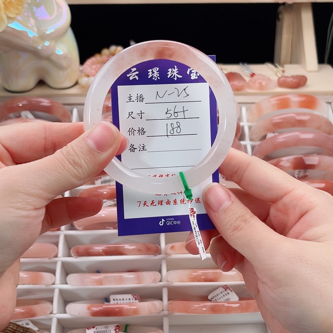 浩***妈石英质玉未镶嵌手镯