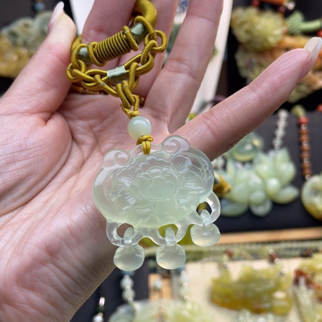 蛇纹石玉未镶嵌颈饰