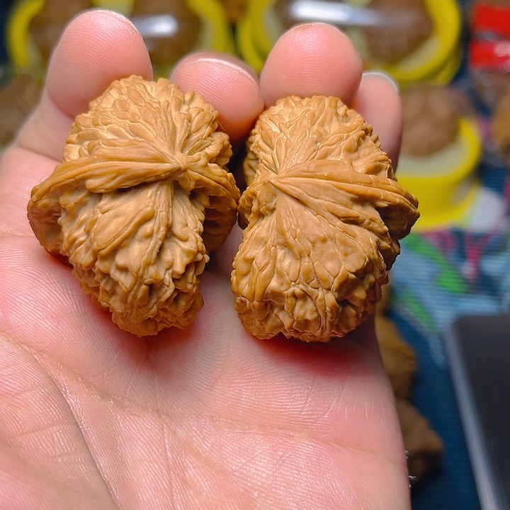 文玩核桃吊坠白狮子半壁