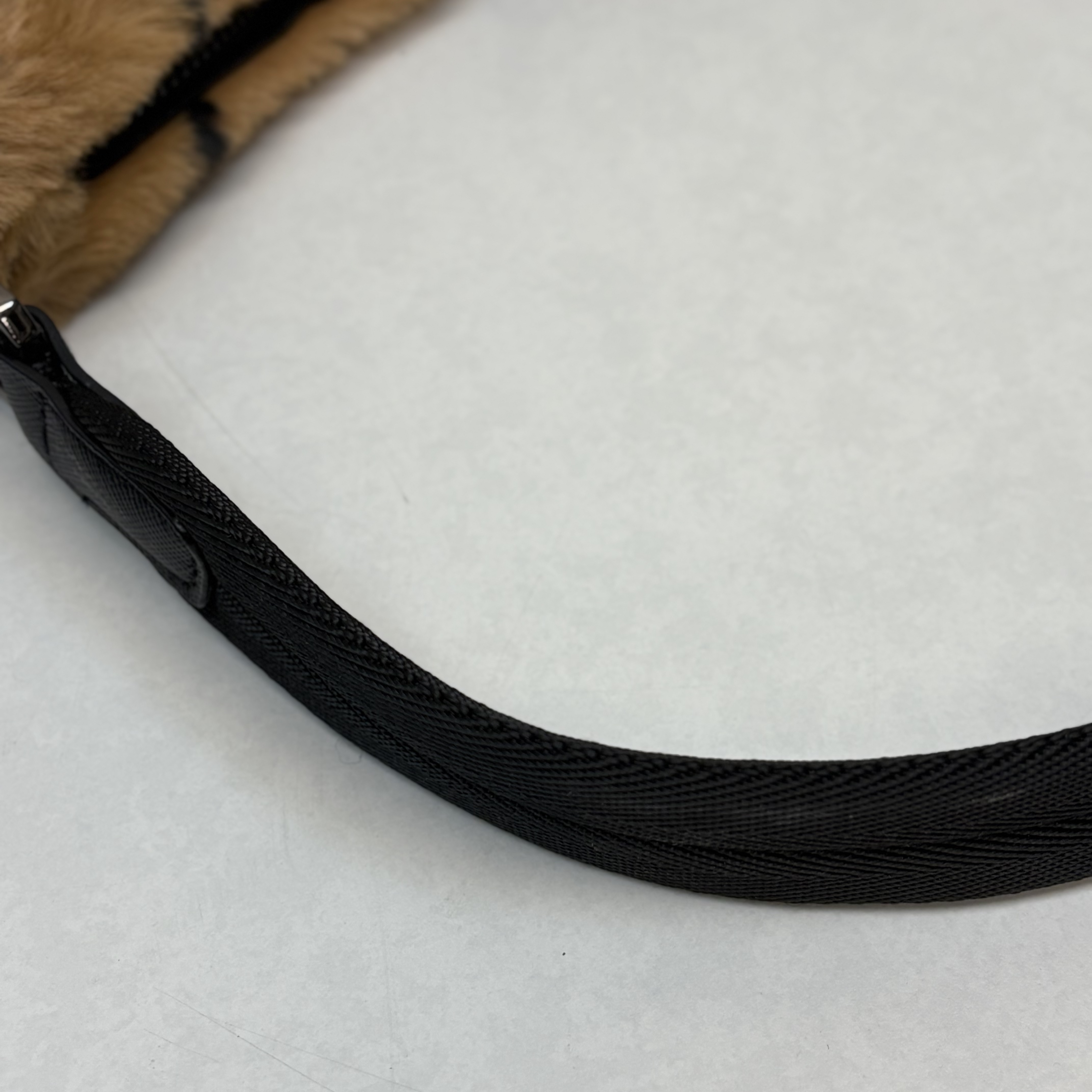 53479 字母家，棕色毛绒织物腋下包，尺寸：26x14cm