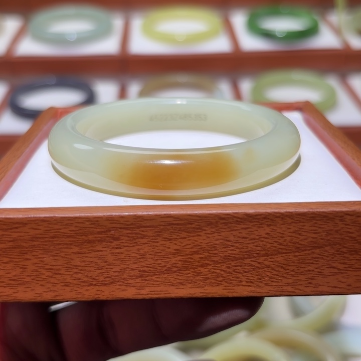 一****和田玉未镶嵌手镯新疆糖青