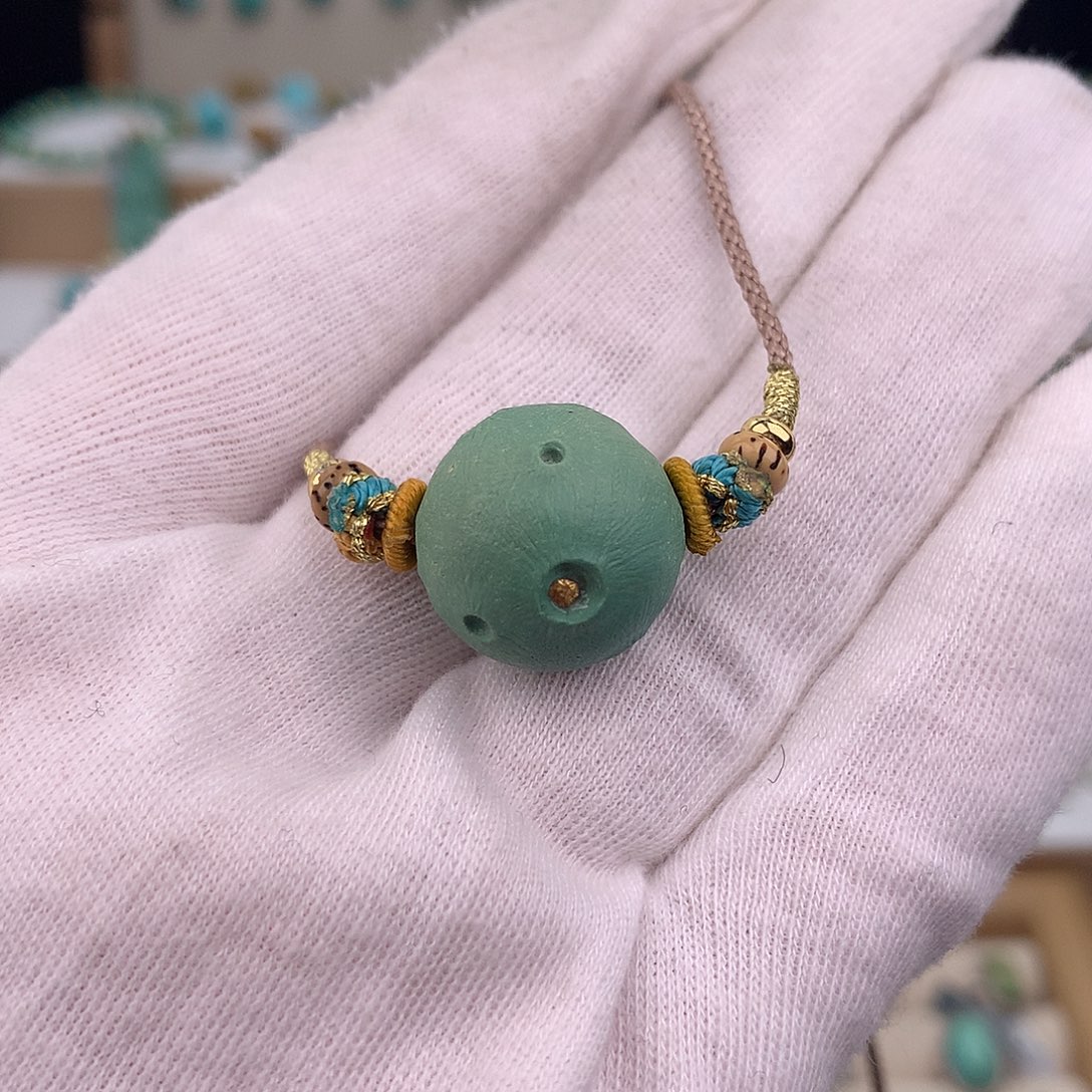 绿松石未镶嵌颈饰