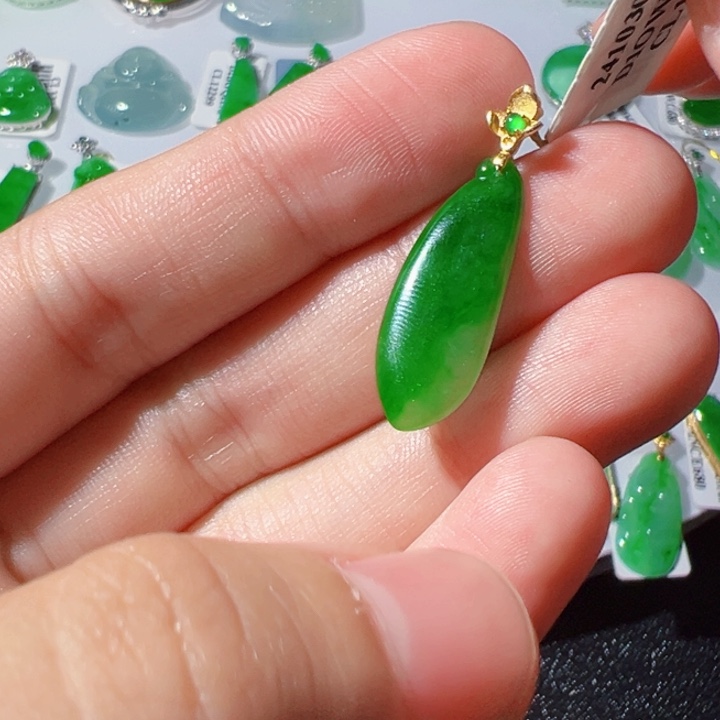 翡翠挂件18K金镶嵌翡翠