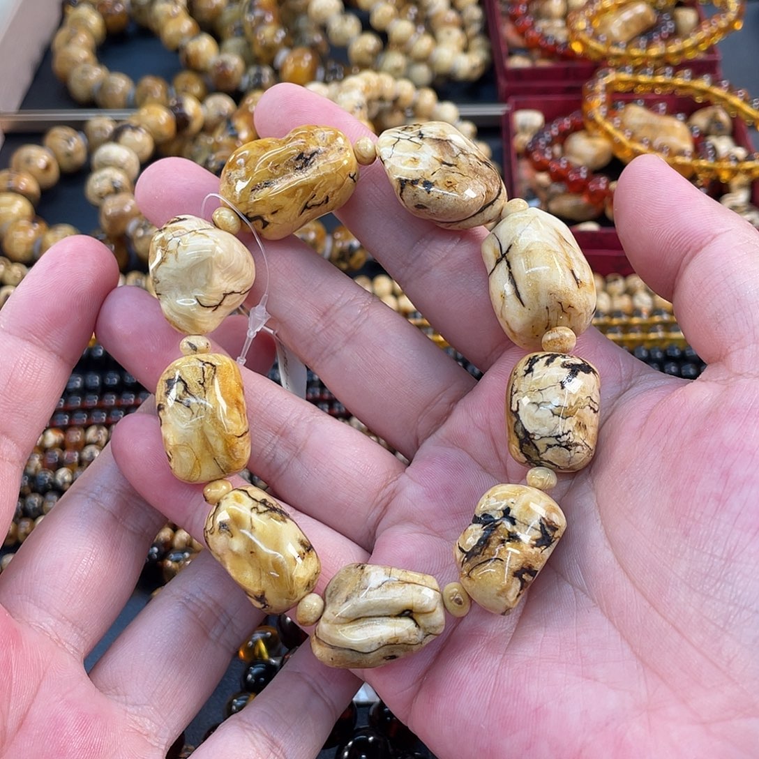 意***孩琥珀未镶嵌裸石干白随型