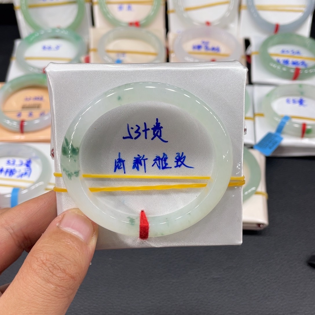 翡翠手镯未镶嵌天然翡翠