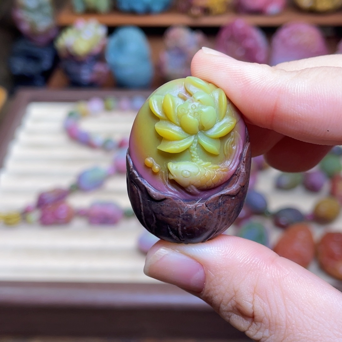 质***言玛瑙/玉髓未镶嵌手串盐源玛瑙荷花鱼吊坠