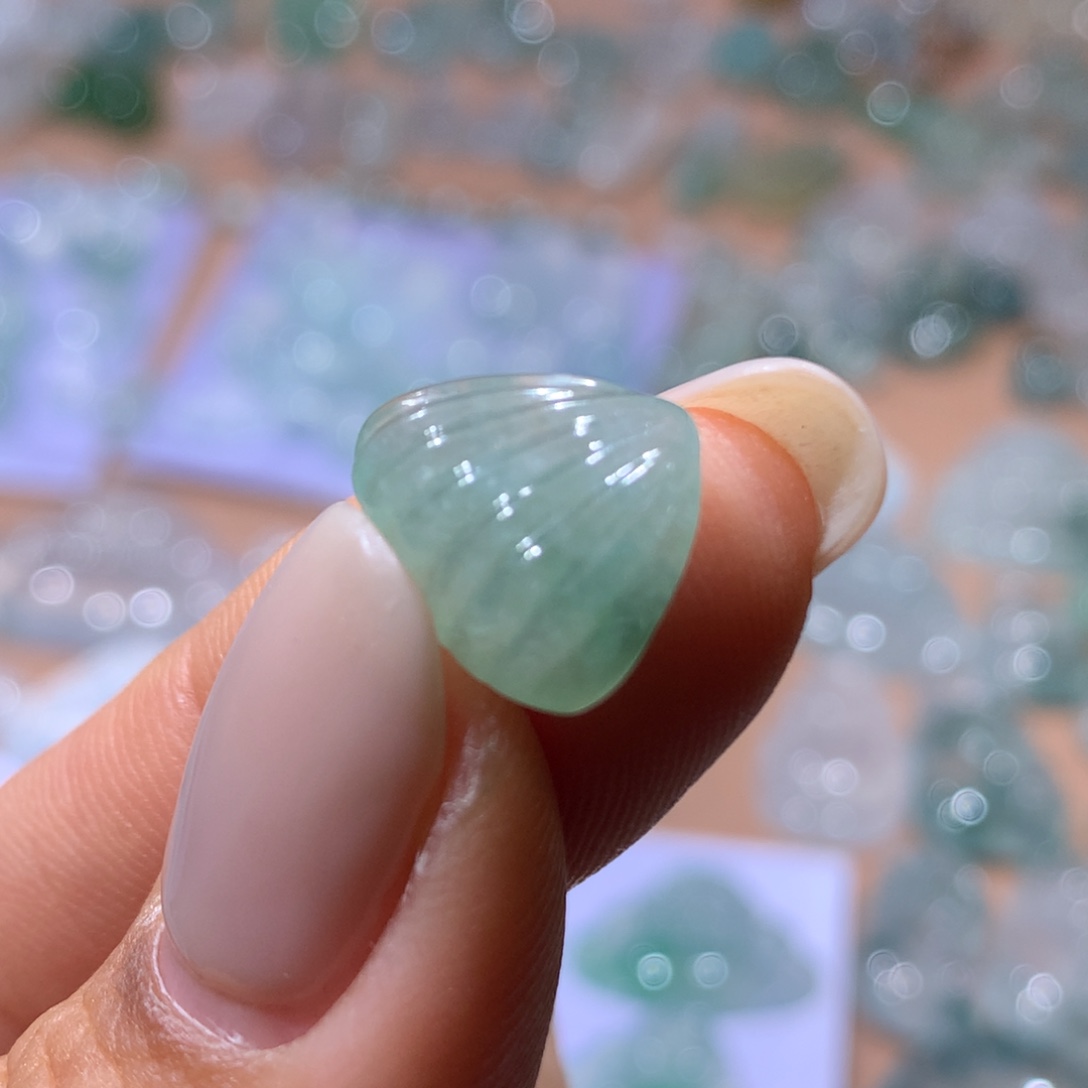 翡翠颈饰未镶嵌贝