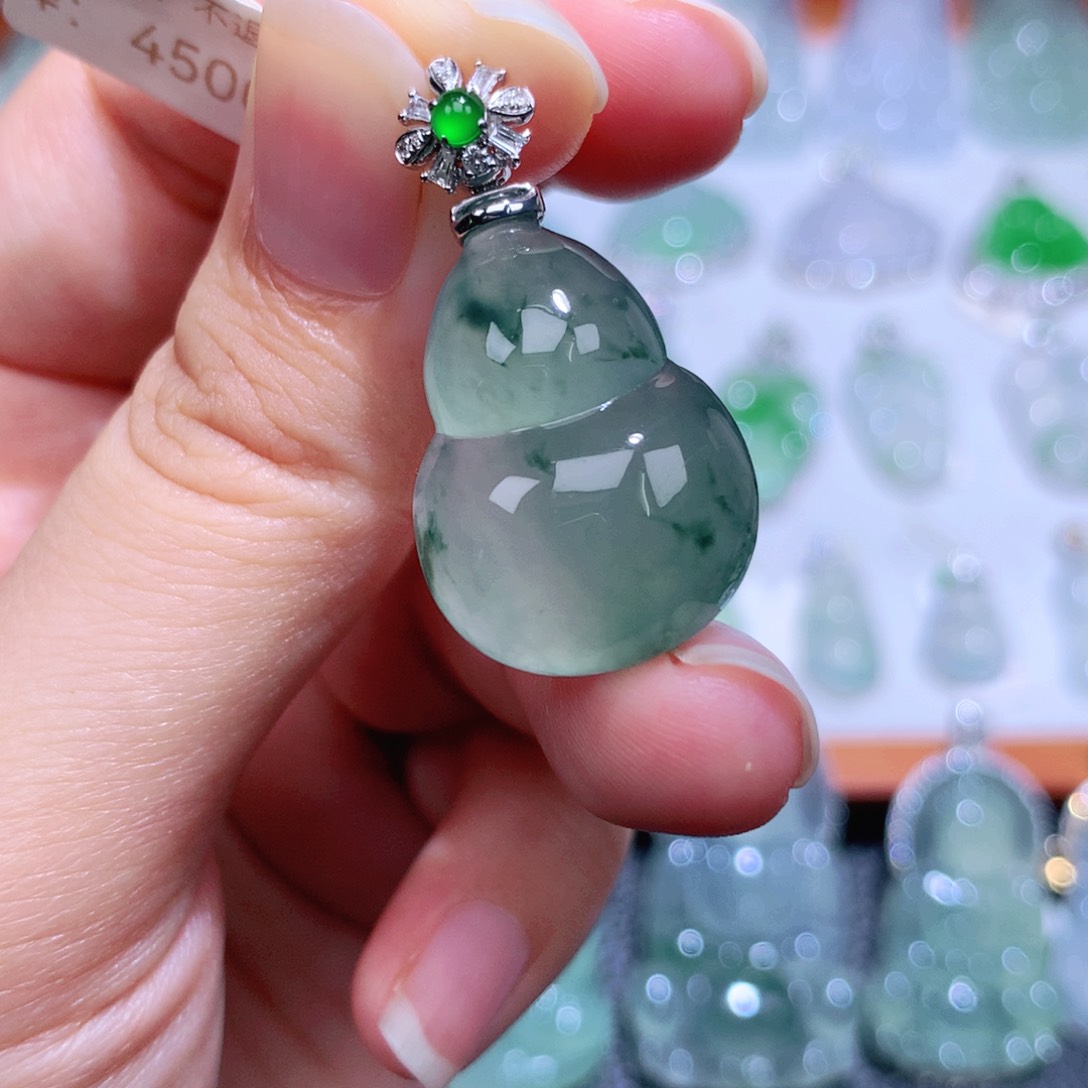 颈饰18K金镶嵌翡翠葫芦