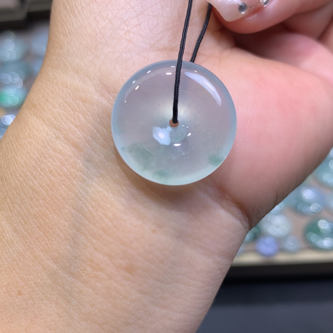 翡翠未镶嵌颈饰平安扣