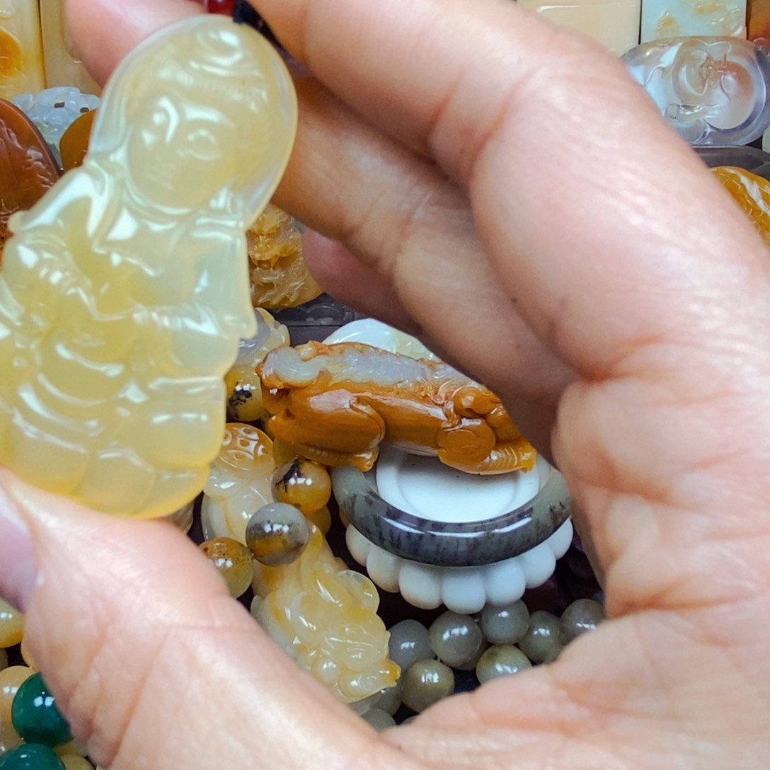 石英质玉（黄龙玉）颈饰未镶嵌