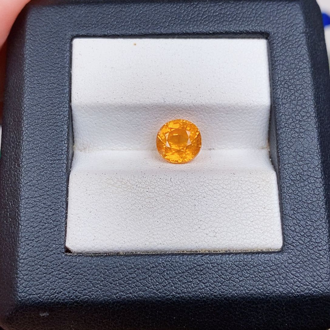 未镶嵌裸石石榴石（芬达石）2.9ct