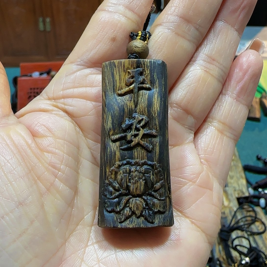 沉香吊坠太*?海南白奇糖结老料雕刻平安带绳8克