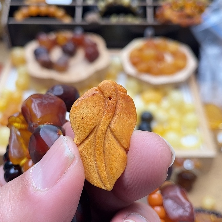 琥珀未镶嵌套链吊坠