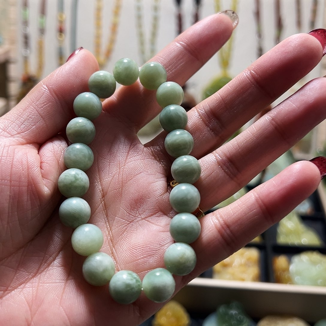 蛇纹石玉颈饰未镶嵌