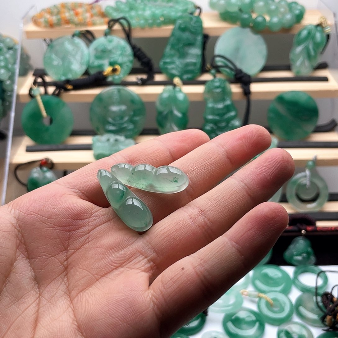 石英质玉未镶嵌颈饰