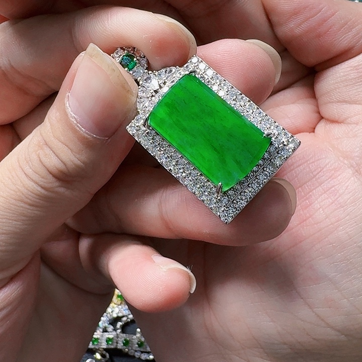 翡翠颈饰未镶嵌天然A货翡翠放漏