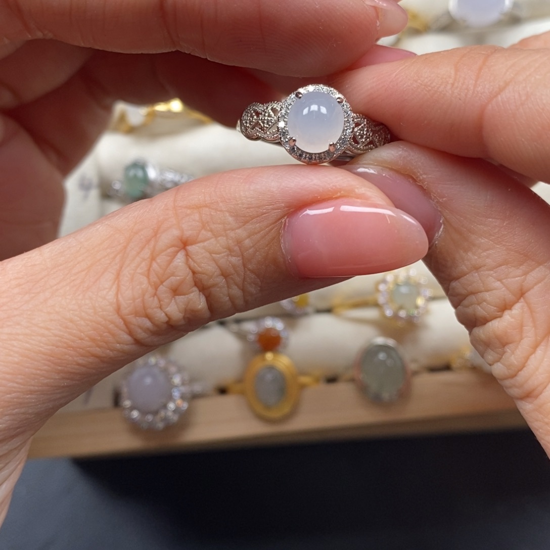 翡翠颈饰未镶嵌?翡翠