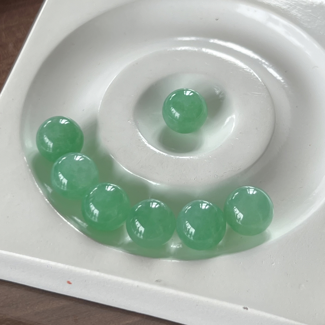 天然缅甸翡翠卡11绿珠子多样性发其一