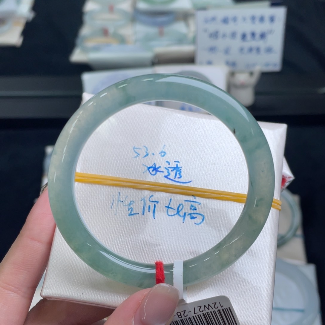 翡翠手镯未镶嵌翡翠