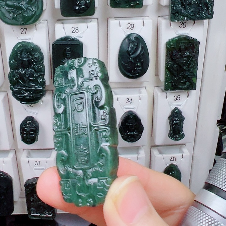 蛇纹石玉颈饰未镶嵌