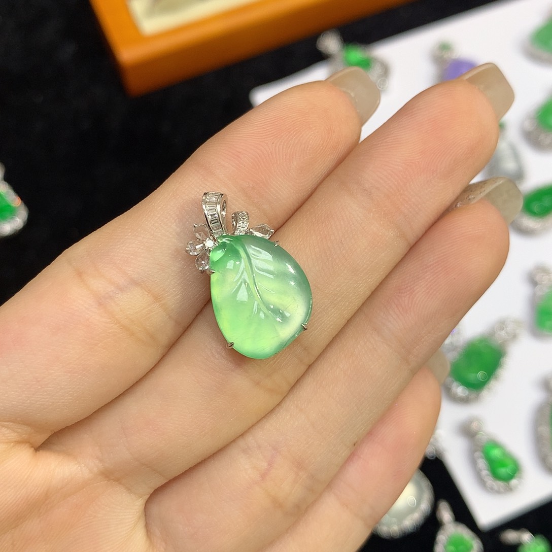 翡翠吊坠(赠链)18K金镶嵌F**O