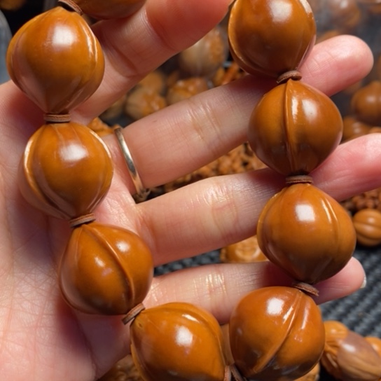 橄榄核吊坠鲨鱼背