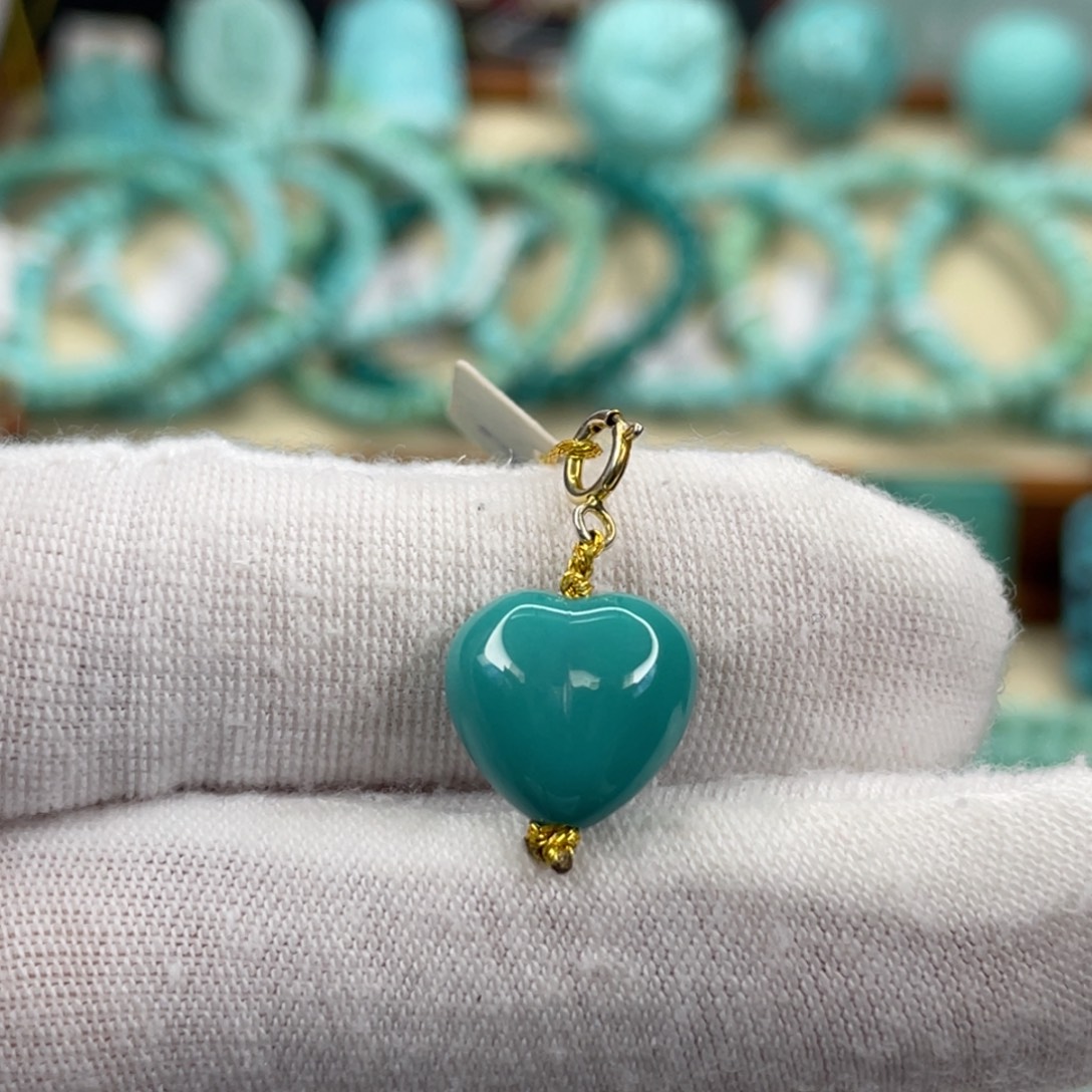 绿松石未镶嵌颈饰