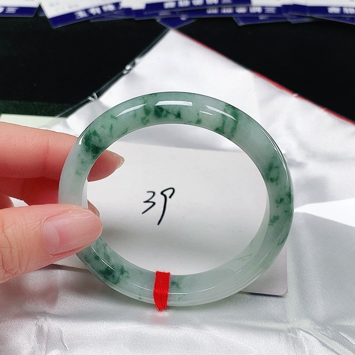 翡翠手镯未镶嵌翡翠手镯未镶嵌