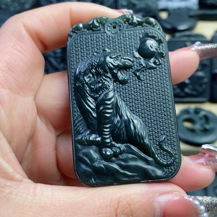 和田玉（青玉）颈饰未镶嵌双面雕刻