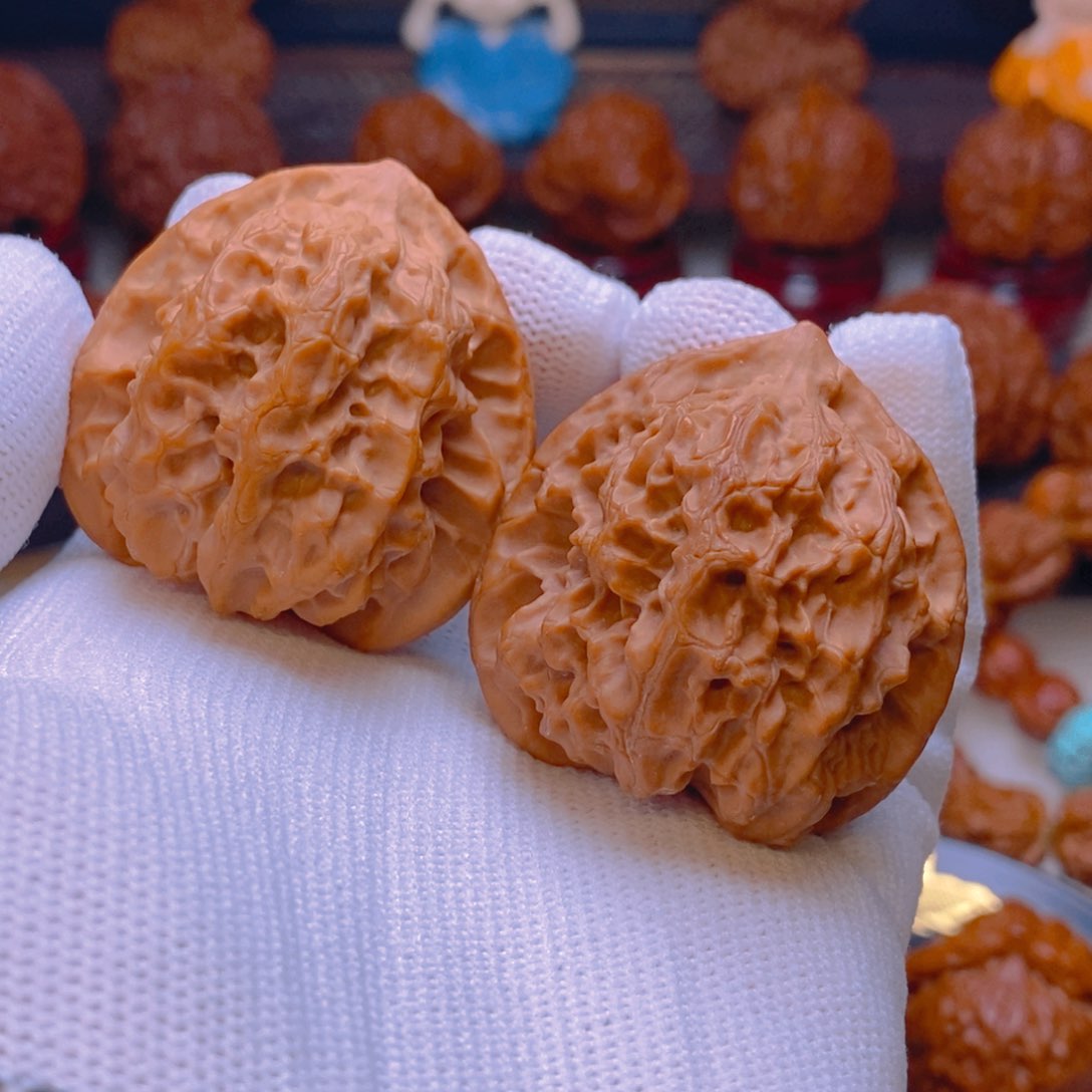 文玩核桃吊坠毕业级 38 梨木台 翻天印