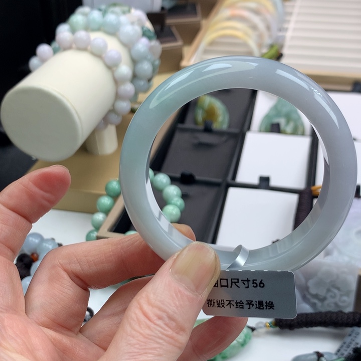 翡翠手镯未镶嵌吊坠