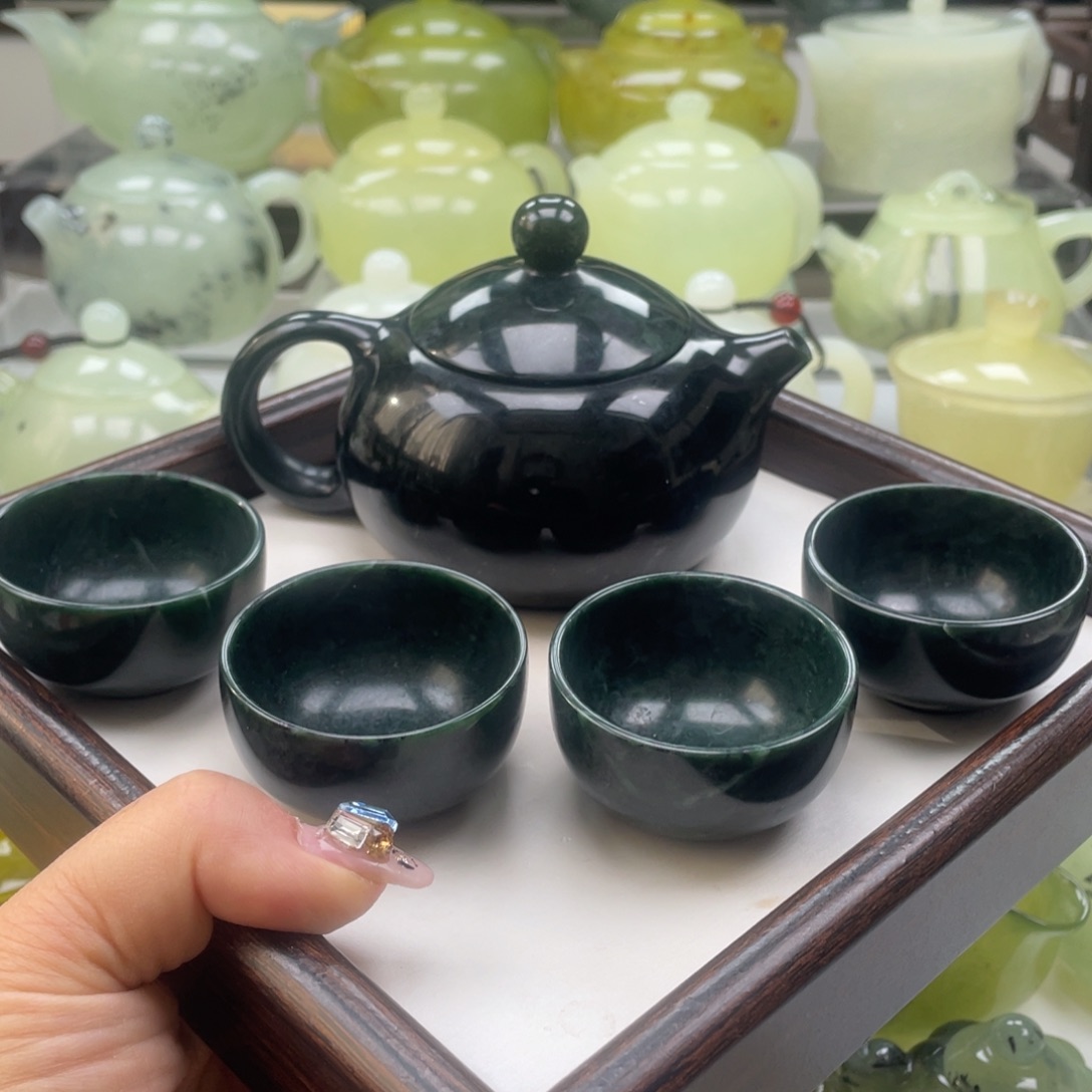 蛇纹石玉未镶嵌壶