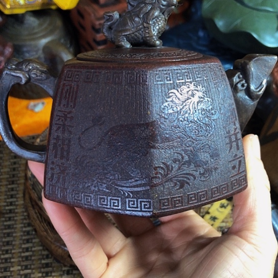 茶壶紫砂原矿泥料手工制作的一把紫砂壶。