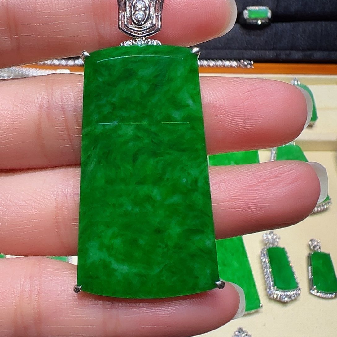 翡翠颈饰18K金镶嵌吊坠