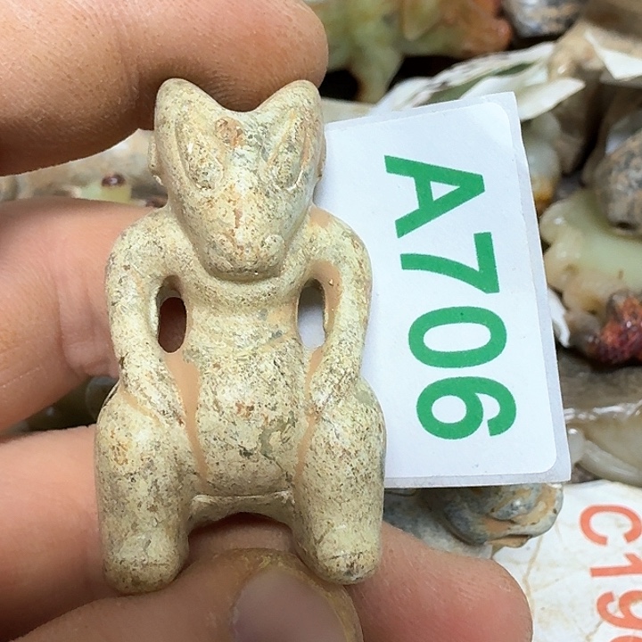 蛇纹石玉颈饰未镶嵌