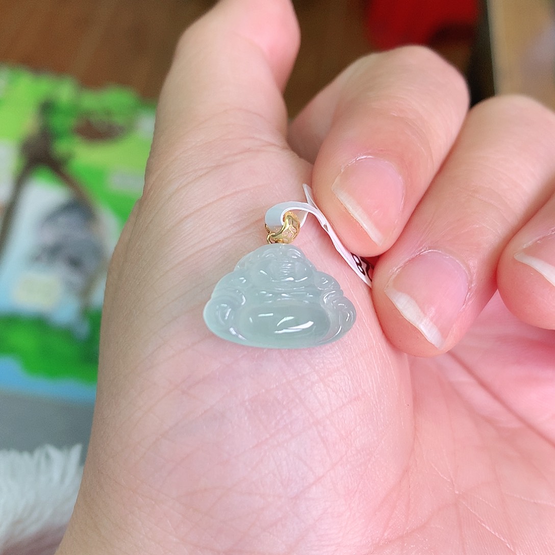 翡翠颈饰18K金镶嵌冰绿小佛