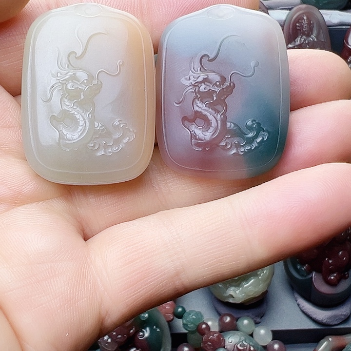 顺***喷玛瑙/玉髓未镶嵌颈饰