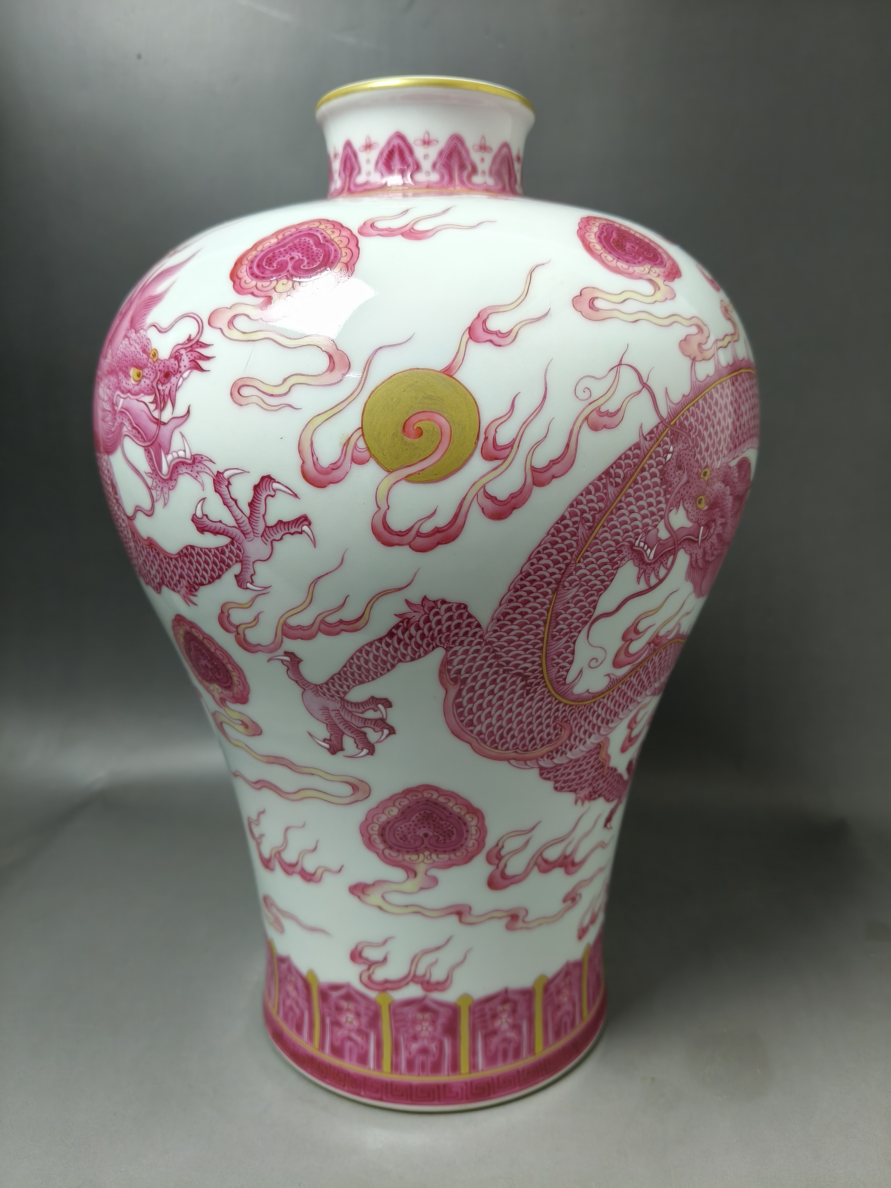 精品陶瓷胭脂红龙纹梅瓶