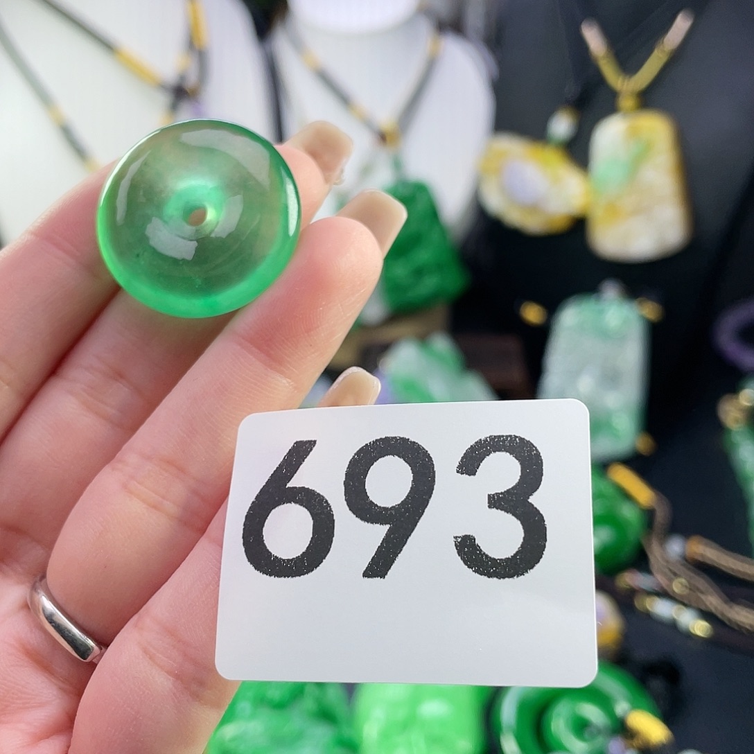 翡翠未镶嵌吊坠(赠链)