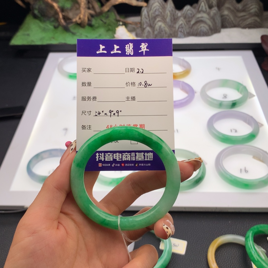 翡翠手镯未镶嵌小*侠