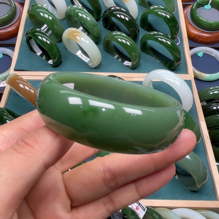 和田玉手镯未镶嵌