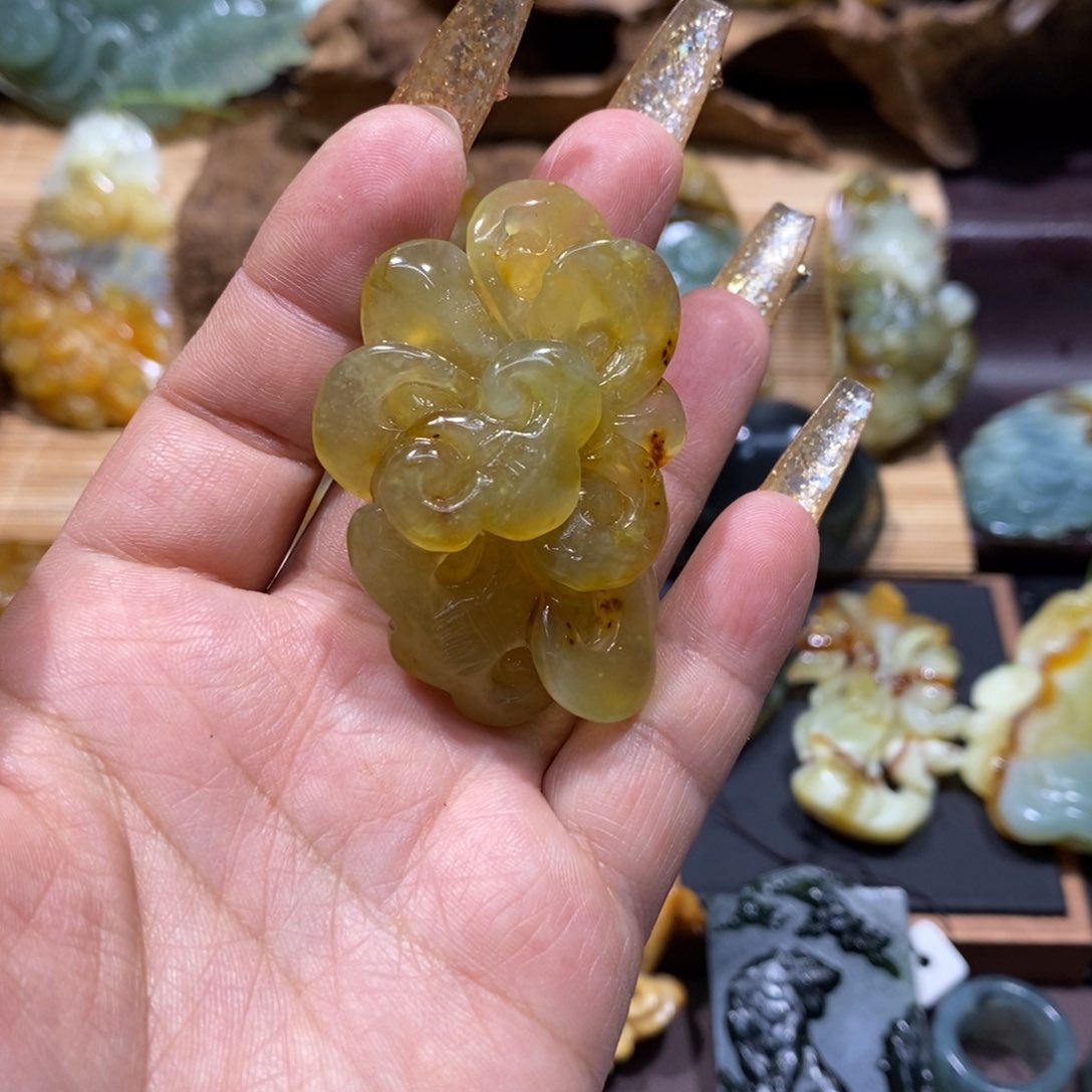蛇纹石玉颈饰未镶嵌