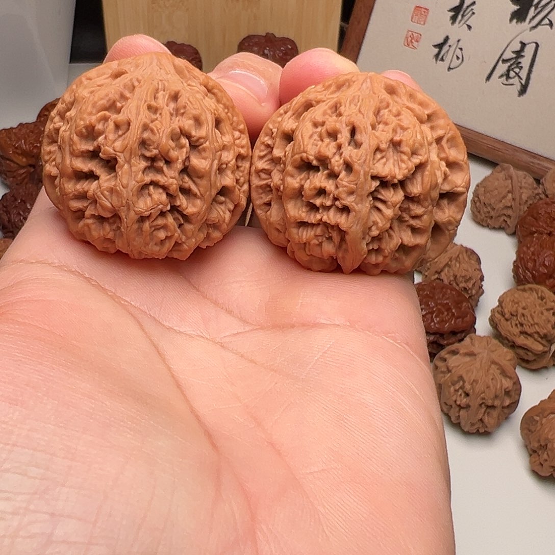 匿***M文玩核桃吊坠粗筋