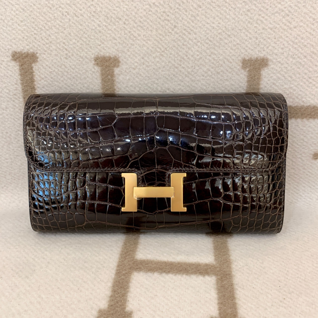 99新 Hermes/爱马仕 康康to go U 亮面方块鳄鱼 檀木灰mk103292