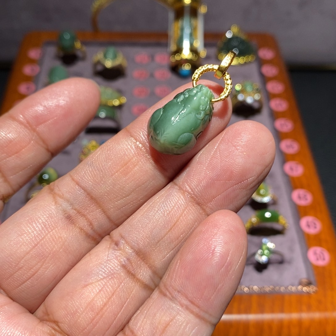 乐***然和田玉（糖玉）未镶嵌颈饰