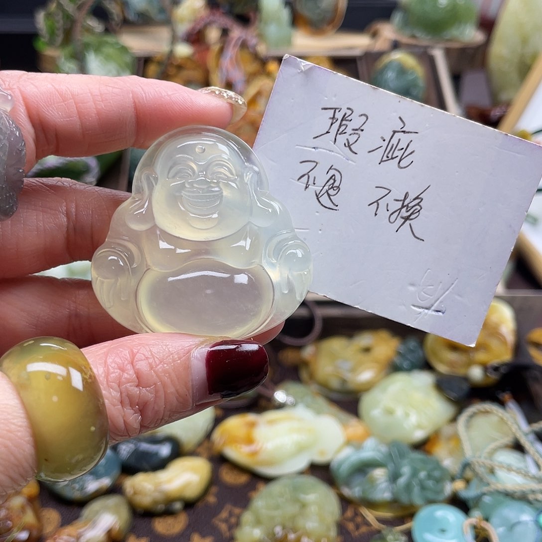 蛇纹石玉颈饰未镶嵌岫玉笑佛有内纹