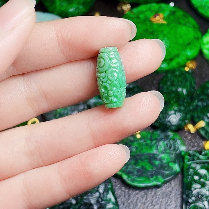 翡翠未镶嵌颈饰多样性