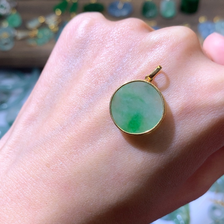 翡翠颈饰18K金镶嵌无事牌