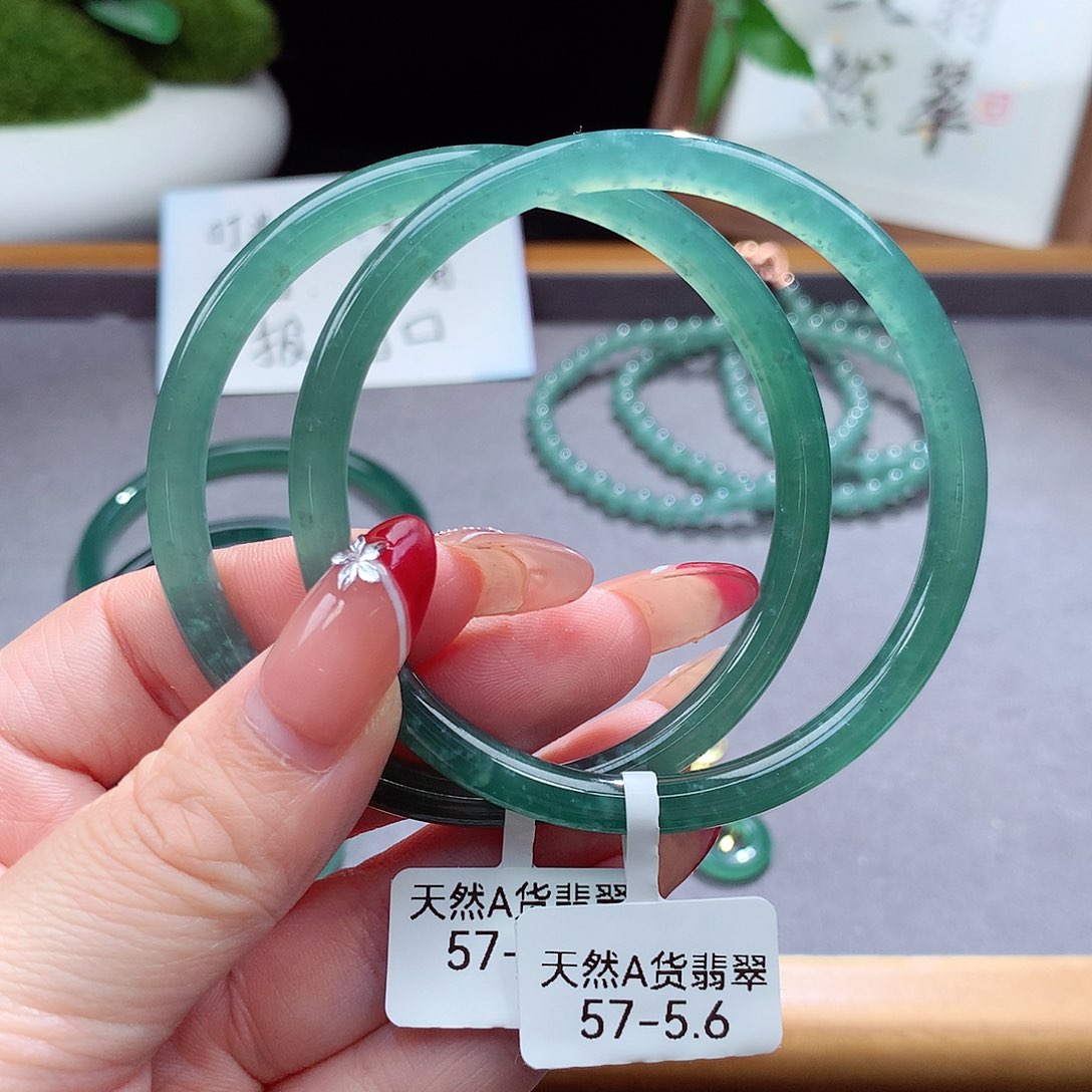 翡翠手镯（圆镯）未镶嵌